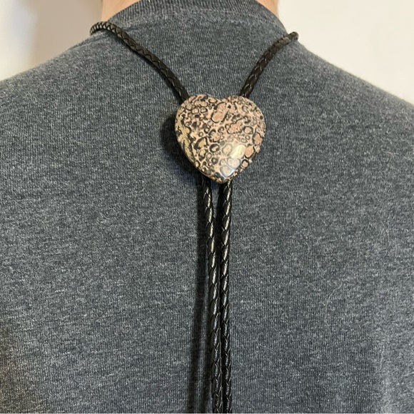 Very nice polished leopard skin agate heart bola tie, bolo tie - Picture 2 of 5